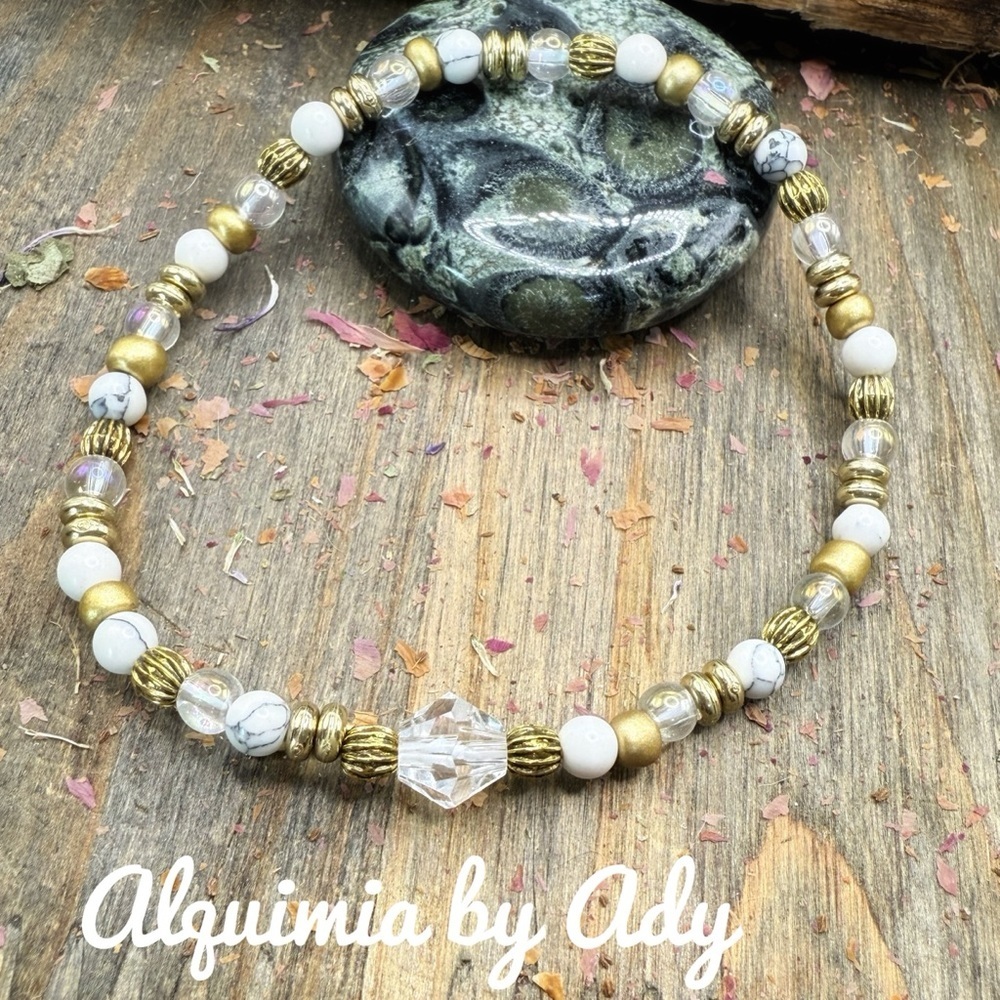 White Howlite and quartz beaded dainty bracelet